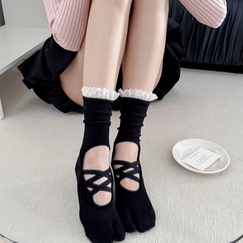 Lace Trim Split Toe Yoga Socks - Embellish Knit recension och pris
