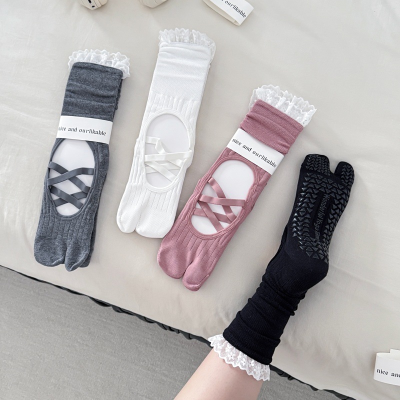 Lace Trim Split Toe Yoga Socks - Embellish Knit recension och pris