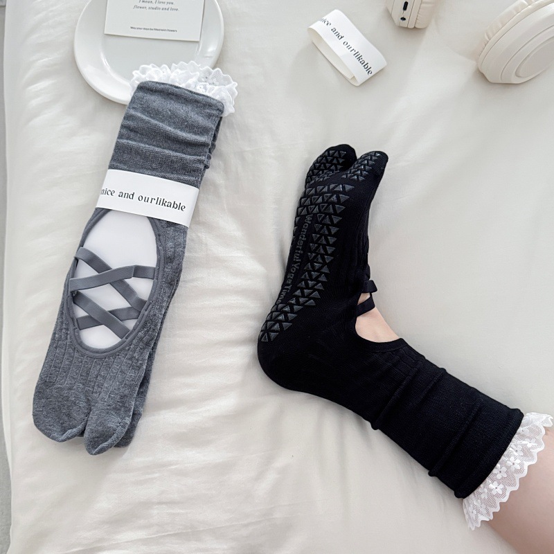 Lace Trim Split Toe Yoga Socks - Embellish Knit recension och pris